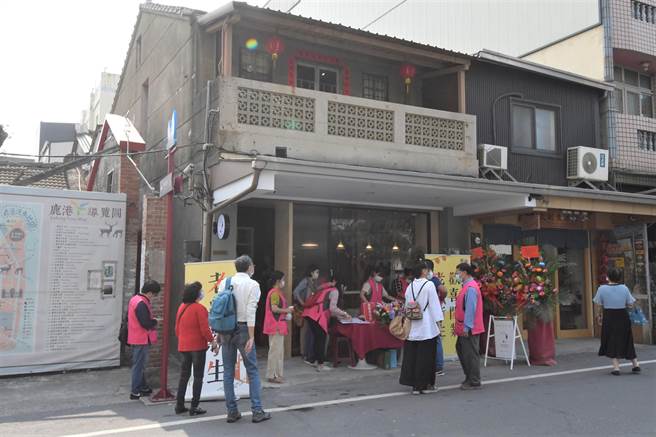 鹿港首波公益换租，进驻摸乳巷黄宅是恬事有限公司，曾靖恬夫妻在法国旅居9年，把老宅结合成复合式艺文展览空间，20日欢喜开业，为老宅注入新的生命力。（吴敏菁摄）