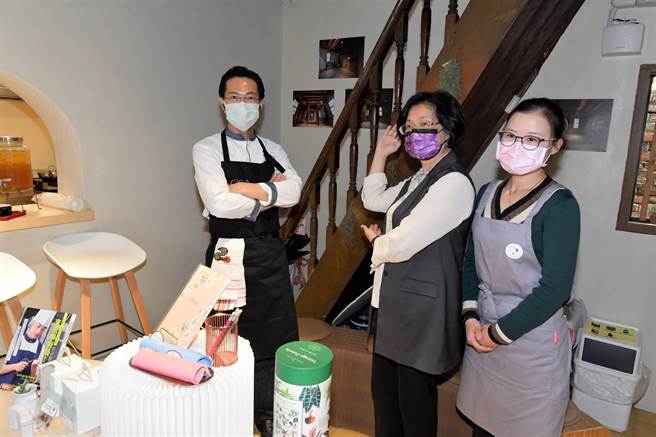 鹿港首波公益换租，进驻摸乳巷黄宅是恬事有限公司，曾靖恬夫妻在法国旅居9年，把老宅结合成复合式艺文展览空间，20日欢喜开业，为老宅注入新的生命力。（吴敏菁摄）