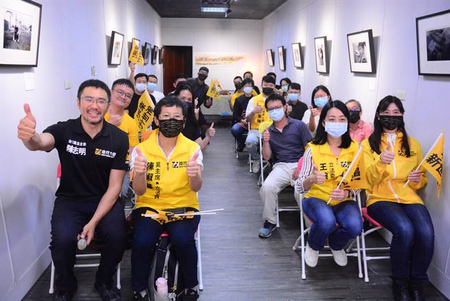 时代力量今成立花莲党部和党主席陈椒华（前排左2）花莲服务处，并宣布将投入议员选举，希望花莲有议员席次。（王志伟摄）