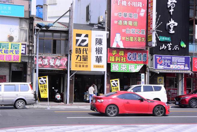 时代力量在花莲市中山路靠近东大门夜市附近成立党部服务处，深耕地方。（王志伟摄）