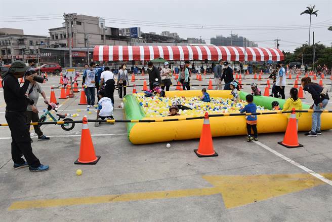 苗栗县首场幼儿滑步车竞赛，首日登场赛事是障碍赛，参赛幼童通过球池障碍。（谢明俊摄）。
