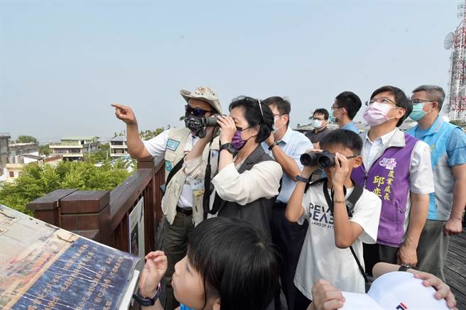 鷹揚八卦賞鷹系列活動，首場20日在芬園鄉文德國小熱鬧揭幕。（吳敏菁攝）