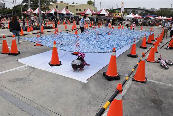 苗栗县首场幼儿滑步车竞赛，首日登场赛事是障碍赛，参赛幼童爬伏过关。（谢明俊摄）。