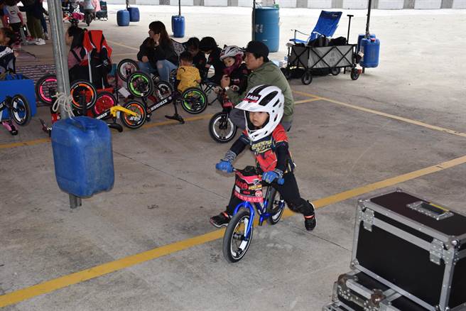 幼儿滑步车非常注重安全，目前已有幼儿专用的安全头盔及护具。（谢明俊摄）
