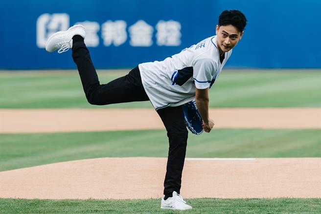 「雙金男神」劉冠廷為富邦悍將開球。（郭吉銓攝）