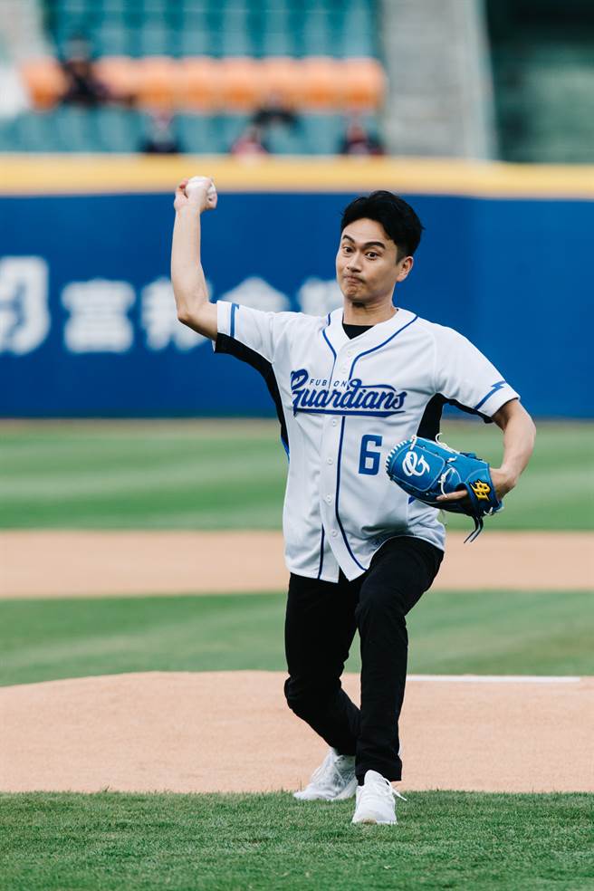 「雙金男神」劉冠廷為富邦悍將開球。（郭吉銓攝）