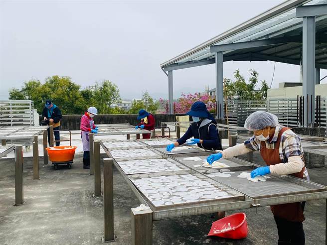 公馆乡萝卜正值成熟採收，公馆乡农会遵循古法透过日晒制作萝卜钱、萝卜丝等美味加工品。（公馆乡农会提供／何冠娴苗栗传真）