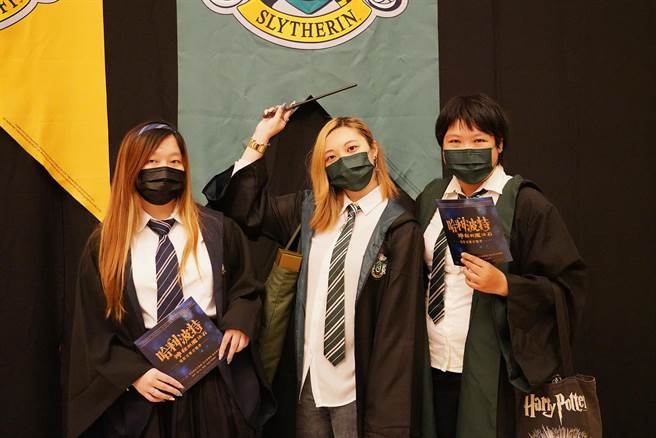 防疫年代，口罩成為民生必備品，哈利波特電影交響音樂會特別訂製哈利波特口罩，供觀眾索取。圖為特別裝扮的粉絲。（牛耳藝術提供）