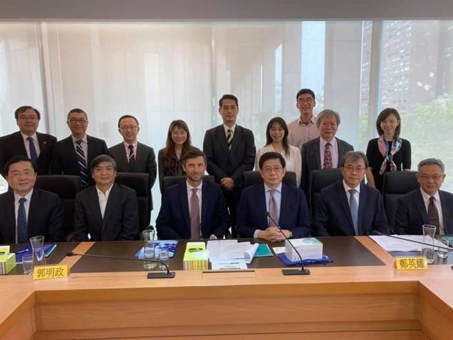 臺湾欧洲联盟中心各结盟学校代表合照，前排左一为新任臺欧盟中心副主席、东华校长赵涵捷。（东华大学提供／王志伟花莲传真）