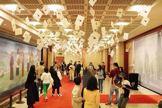 哈利波特電影交響音樂會現場還原霍格華茲堡入學通知信滿天飛的場景。（牛耳藝術提供）