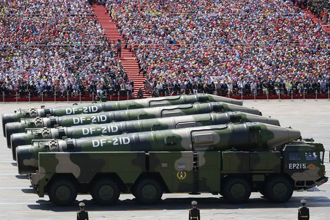 日防卫省智库指出，中国大陆的反介入／区域拒止能力确实已获得增强；日媒更透露，美军近期在以台海、日本为想定的兵推中经常战败。图为共军展示DF-21D反舰弹道飞弹。（图／中新社）