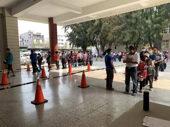 全台基层渔会选举20日登场，南县区渔会选出60席会员代表，接下来选出理、监事，后续再决定三巨头人选，总干事仅现任的陈崇德1人候聘，过关机率大。（庄曜聪摄）