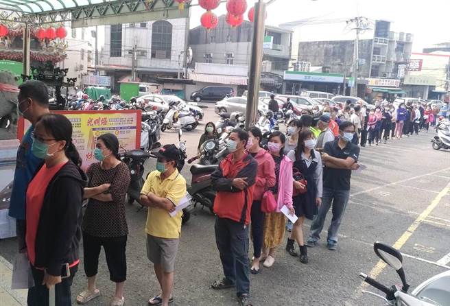 全台基层渔会选举20日登场，南市区渔会选出61席会员代表，接下来则是理、监事，再决定三巨头人选，现任总干事吴春银届龄退休，推出儿子黄彦儒接棒，另有2竞争者，成「三脚督」局面。（台南市政府农业局提供／庄曜聪台南传真）