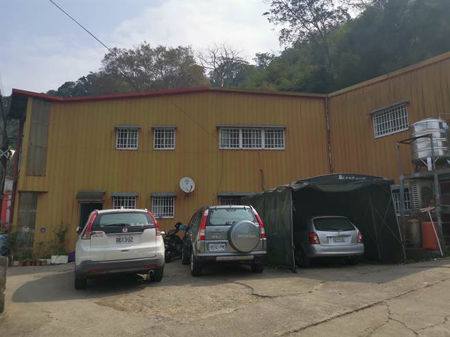 根家是低收入户，一家7口同住在南庄分驻所旁每月租金5千元的铁皮屋。（谢明俊摄）