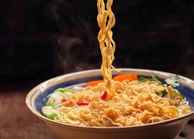 泡麵取得方便、料理快速，是許多人的果腹首選。（示意圖／達志影像）