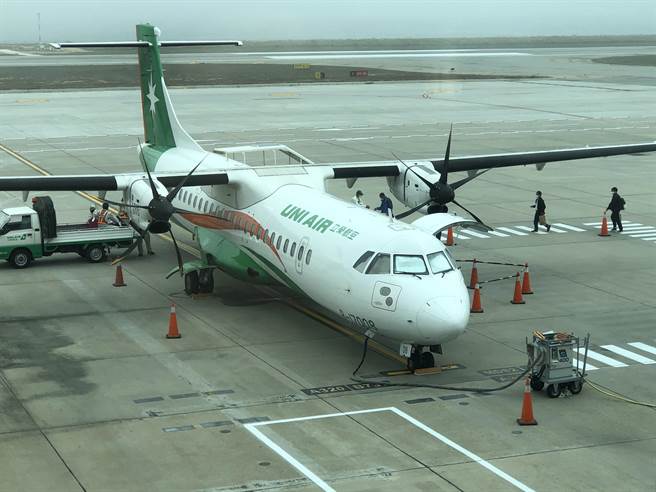 金門今天下午濃霧再起，對外空中交通大受影響，全天取消13個班次，受影響旅客合計924人。（李金生攝）