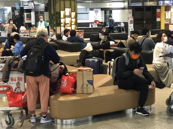 旅客枯坐候機大廳，苦天候好轉開場恢復正常起降。（李金生攝）