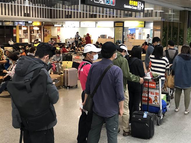 金門因為尚義機場跑道能見度不佳，不足至少750公尺的最低標準，連2天各有近千名搭機旅客受到影響。（李金生攝）