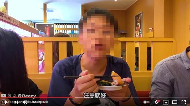 「张鲑鱼之梦」在吃饭过程中，还自爆自己每周都会去游乐园卖黄牛票，让同桌的人都傻眼。(图／翻摄自YouTube/陈岳扬 Reezy)