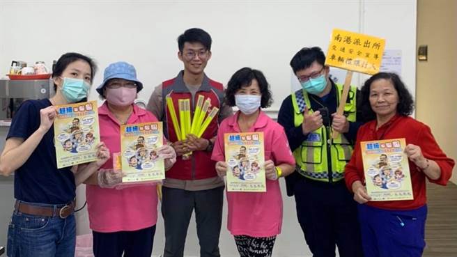 北市南港警分局至里民活動中心，向高齡長者宣導行人安全觀念及交通法規。(翻攝照片／林郁平台北傳真)