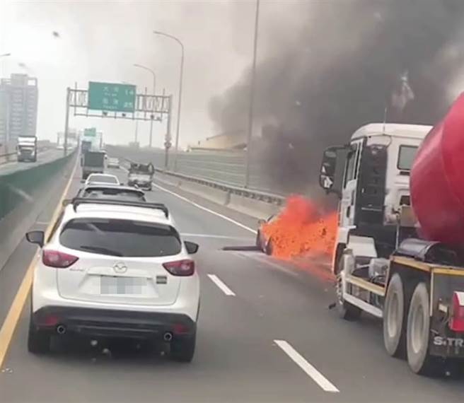 西滨快速道路台中清水段发生火烧车，猛烈火势夺走姨甥2人性命。（摘自脸书台中踢爆网）