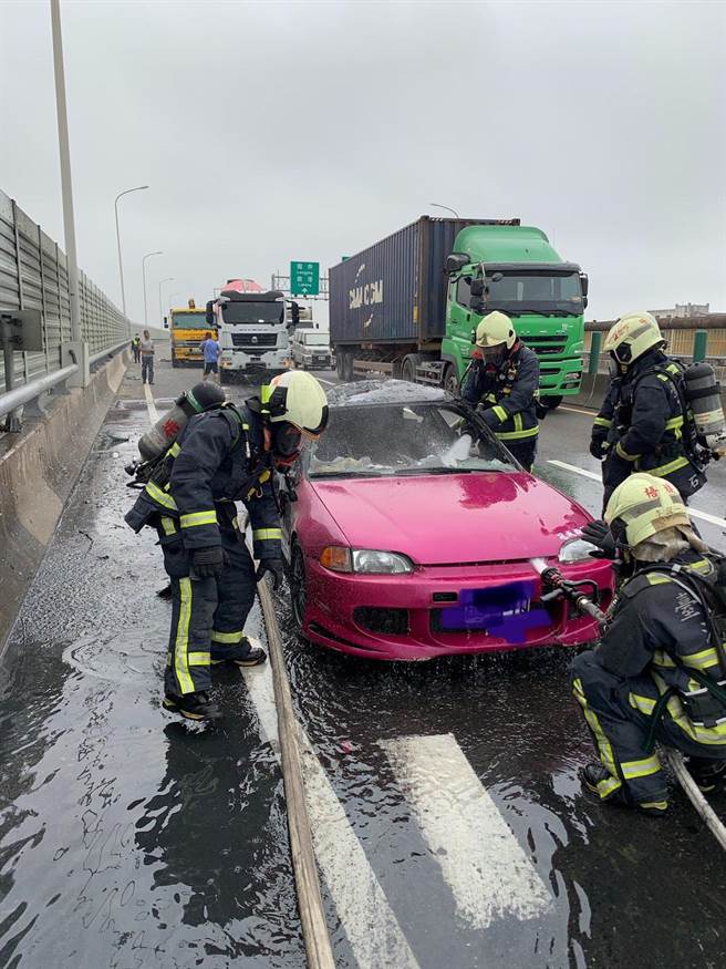 红色轿车遭撞后起火，消防队员在烧成废铁的前后座分别发现女性及男童焦尸。（台中市消防局提供／王文吉台中传真）