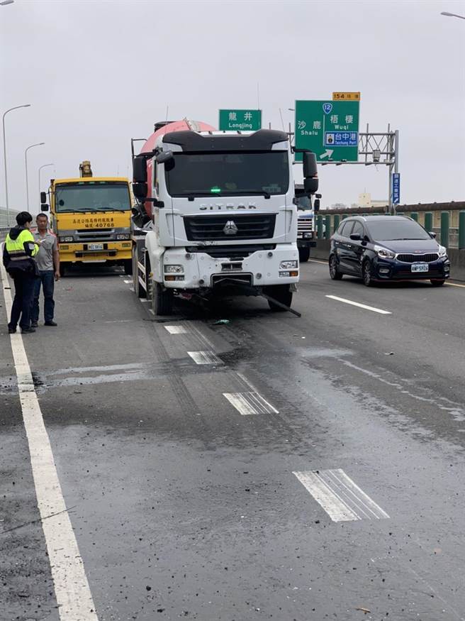 预拌混凝土车疑煞车不及，撞上红色轿车酿成火烧车事故。（台中市消防局提供／王文吉台中传真）