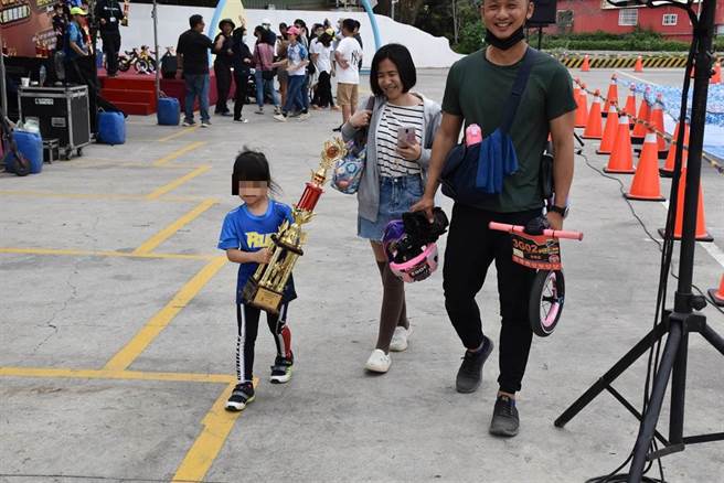 来自全国300多位幼童由家长陪同参赛，现场快乐无比。（谢明俊摄）