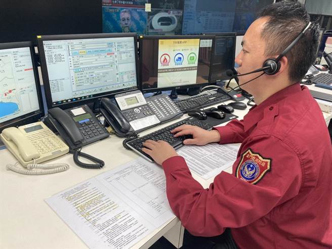 金门119报案中心透过报案APP，确认报案人的位置，顺利协助脱困。（金门县消防局提供）