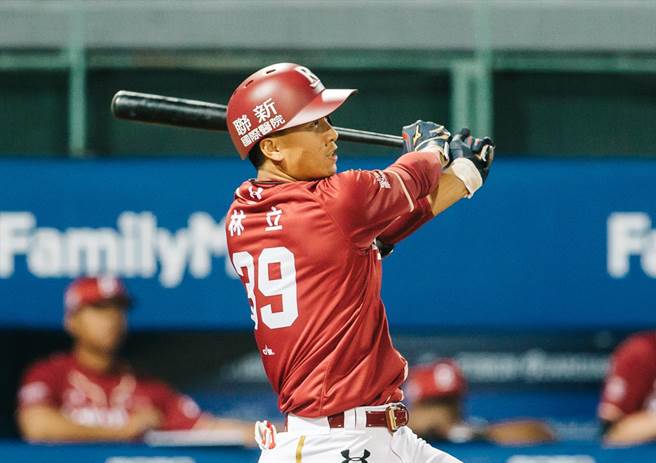 樂天桃猿林立敲出本季首轟。（郭吉銓攝）