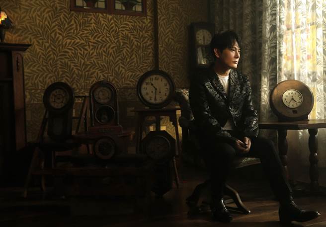 张信哲近来推出新专辑《就懂了》，成绩亮眼，相当开心。（潮水音乐提供）