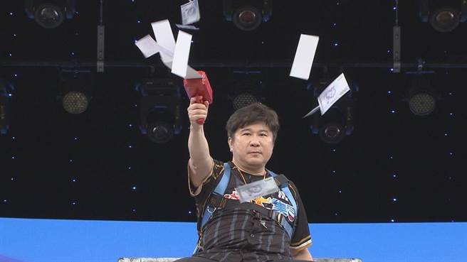 《综艺大集合》迈入第1000集，胡瓜登上起重机洒钞票。（民视提供）