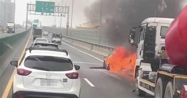 西滨快速道路发生死亡车祸。（图／翻摄自台中踢爆网）