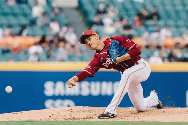 乐天桃猿张喜凯先发5.2局飙出7次三振，夺下生涯首胜。（郭吉铨摄）