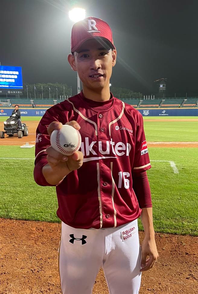 乐天桃猿张喜凯先发5.2局夺下生涯首胜。（毛琬婷摄）