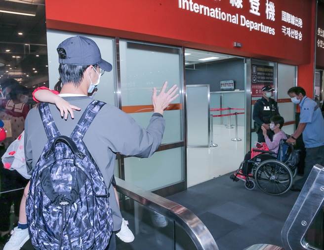 江宏杰抱着女儿，不舍送别丈母娘。(卢祎祺摄)