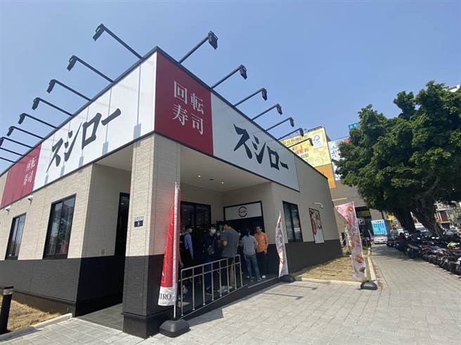 寿司郎推出鲑鱼免费吃活动，不少乡民认为看起来很亏，其实根本赚翻了，不仅全台都知道，就连国际媒体都有报导。(图／资料照、卢金足摄)