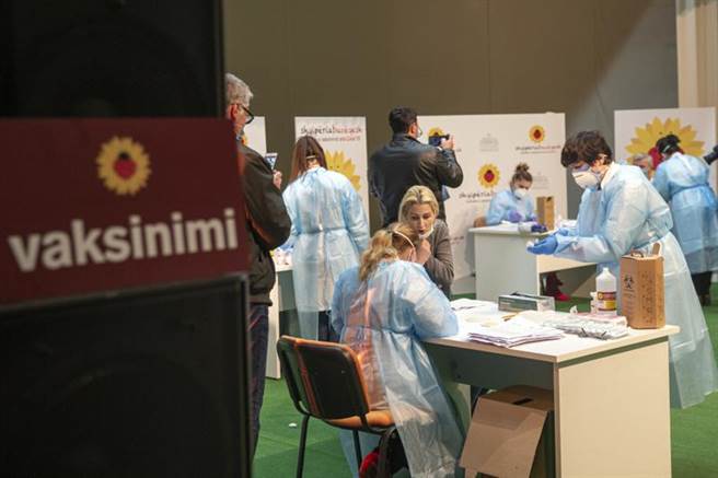 歐盟執委會主席范德賴恩揚言，若歐盟無法優先獲得配送，將禁止AZ疫苗出口。(圖/美聯社)