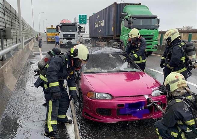 西滨道路车祸2死1伤，留置混凝土车司机侦讯。(王文吉/台中传真)