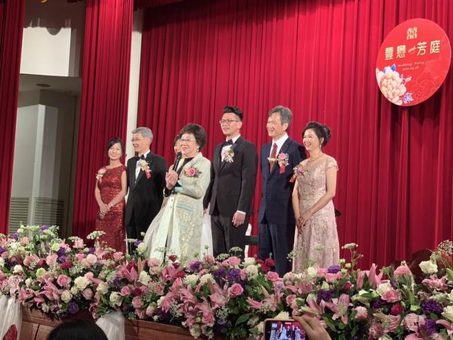 國民黨前主席朱立倫的外甥蔣豐懋今晚在圓山飯店舉辦婚宴，前副總統呂秀蓮現身獻祝福。（讀者提供）