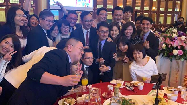 國民黨前主席朱立倫的外甥蔣豐懋今晚在圓山飯店舉辦婚宴，朱立倫和大家互動熱絡，拍照合影，笑容全寫在臉上。（讀者提供）