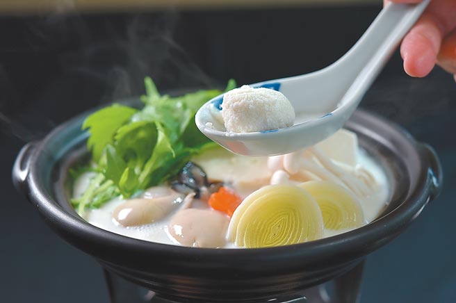 品尝〈牡蛎雪华锅〉前，先将用大头菜泥制作的白色「雪球」打散融入汤中，使汤头风味更鲜浓。图／姚舜