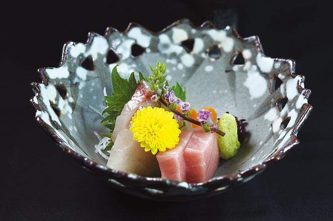 「冬化粧」季节套餐中的生鱼片组合。图／姚舜