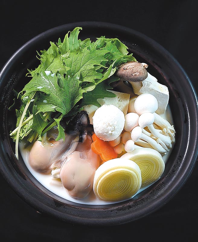 〈牡蛎雪华锅〉的汤头是牛奶和柴鱼昆布汤熬制的「牛奶汤」。图／姚舜