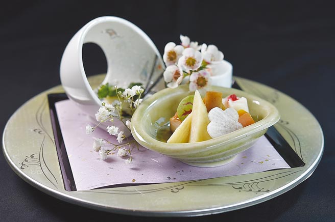 日胜生加贺屋国际温泉酒店的〈天翔〉日料餐厅，现今会将更多「季节感」入菜色呈盘，并在餐盘中「造景」。图／姚舜