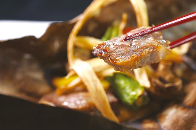 〈和牛玉葱朴叶烧〉是以日本和牛上盖澳洲和牛五花肉，以西京白味噌、白味噌和京怀石味噌提味，并与烤洋葱、青龙椒和蛋菇一起烧烤，味道富层次。图／姚舜