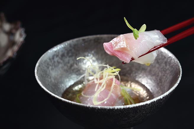 这道菜是将真鲷熟成后，夹入腌渍红心萝卜与芥末，搭配勾薄芡的麻油酱汁提味。图／姚舜