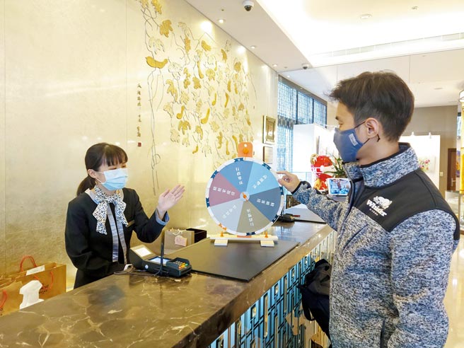 命运好好玩一切交给命运来安排！台中福华大饭店推出平日超狂住房专案。图／台中福华大饭店提供