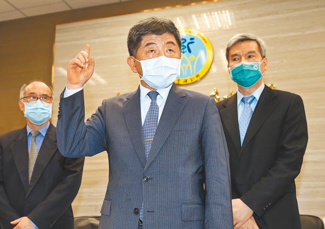 衛福部長陳時中（中）19日出席國衛院Podcast頻道記者會，表示AZ疫苗已開始配送至57家醫療院所，願意帶頭施打。（姚志平攝）