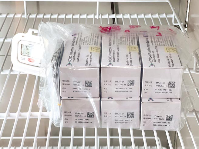 AZ疫苗昨起配送，但有效期只到6月15日，未來若施打不及只能銷毀，造成國家損失，衛福部難逃失職之責。（新光醫院提供／陳人齊台北傳真）